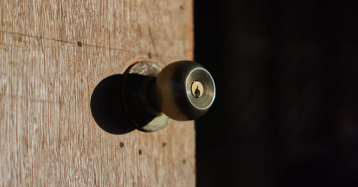 locksmith service technician — Wellwood Ave Locksmith